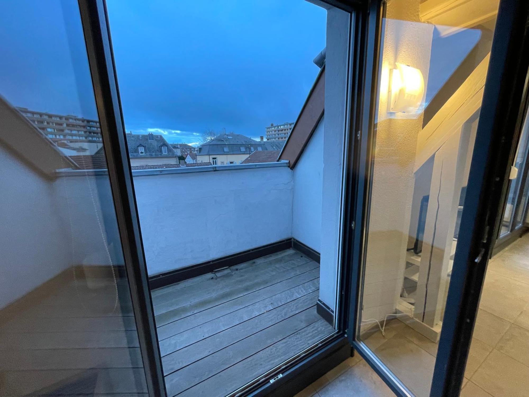 Fathala - Appartement Lumineux En Dernier Etage - Face A La Gare Routiere ساريبورج المظهر الخارجي الصورة
