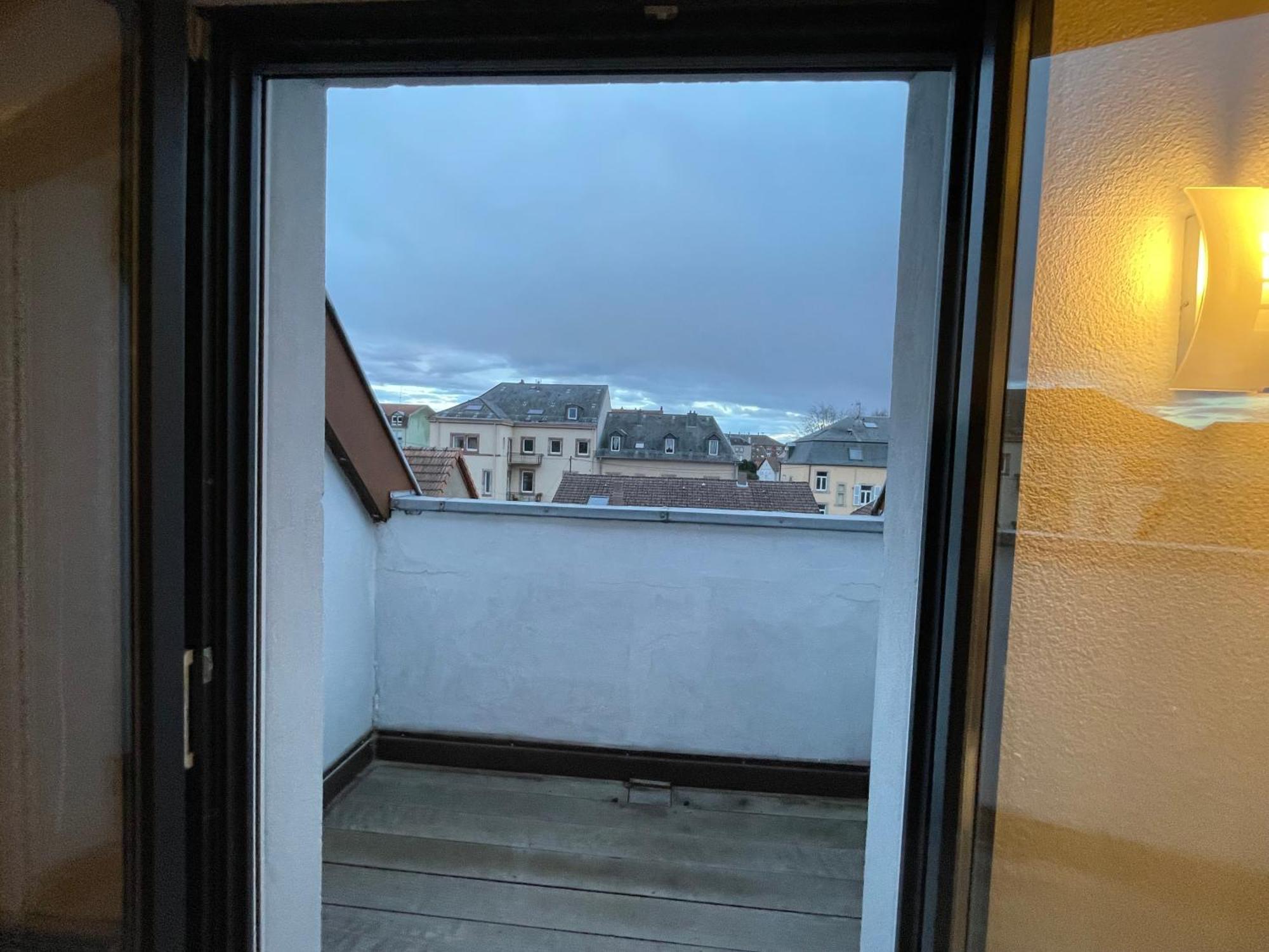 Fathala - Appartement Lumineux En Dernier Etage - Face A La Gare Routiere ساريبورج المظهر الخارجي الصورة
